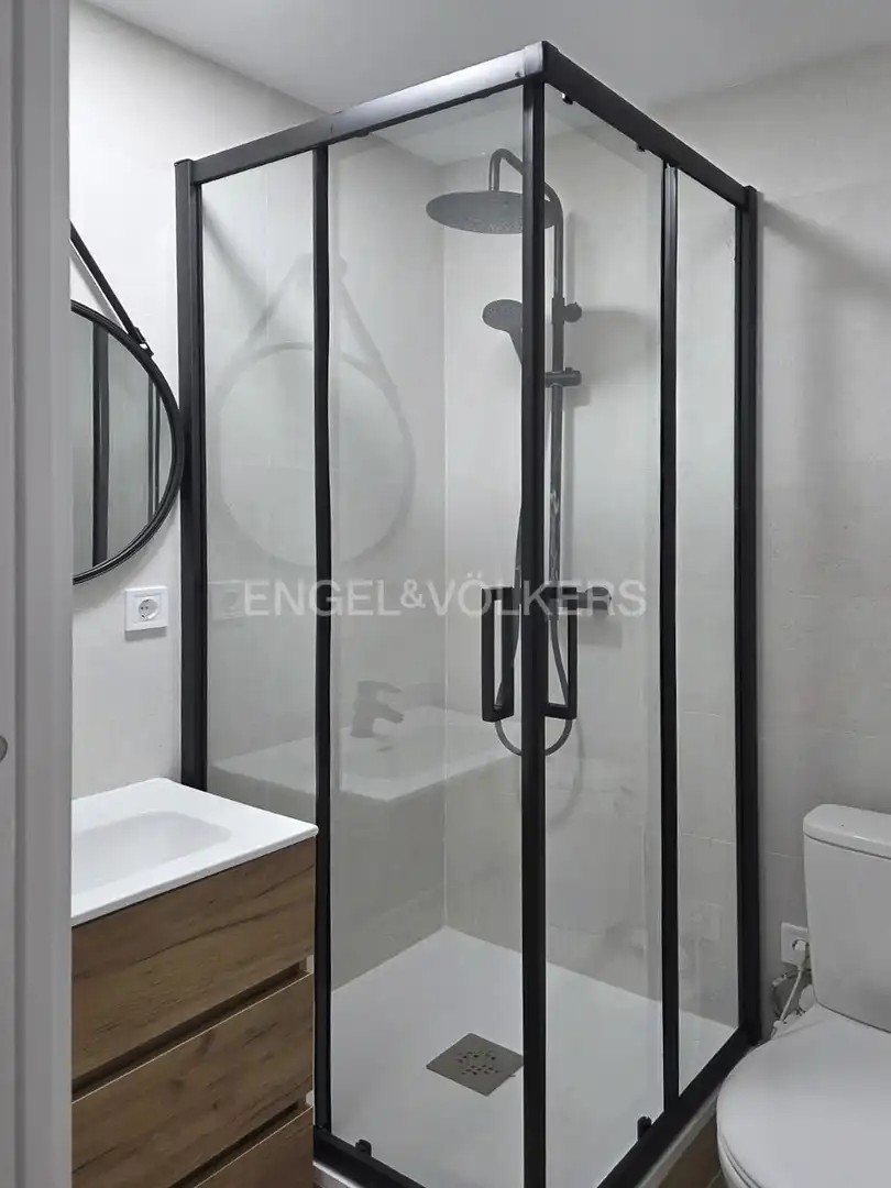 Badezimmer von Wohnung zur Miete in Madrid mit Heizung, Parkett und Möbliert