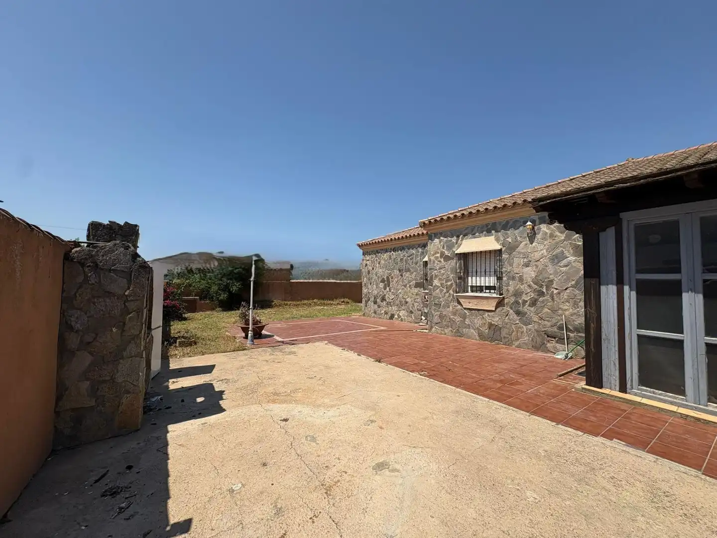 Vista exterior de Casa o xalet en venda en Chiclana de la Frontera amb Jardí privat