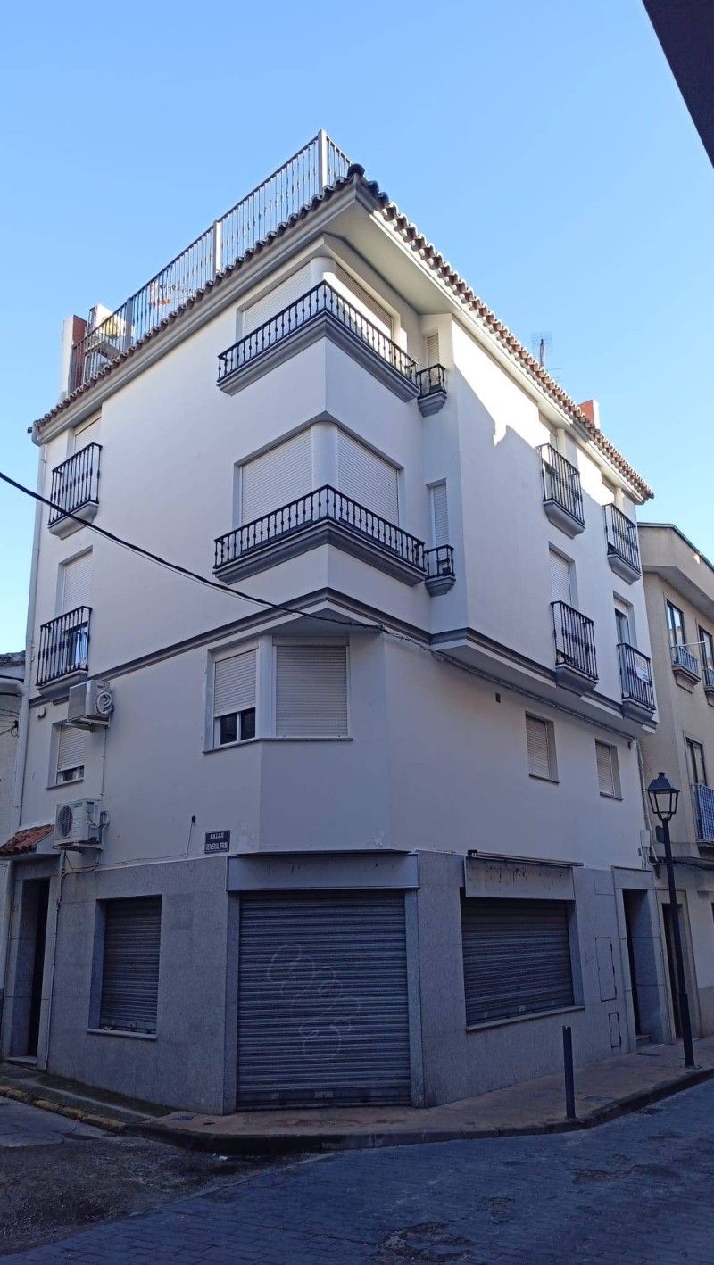 Vista exterior de Casa o xalet en venda en Navalmoral de la Mata amb Jardí privat i Terrassa