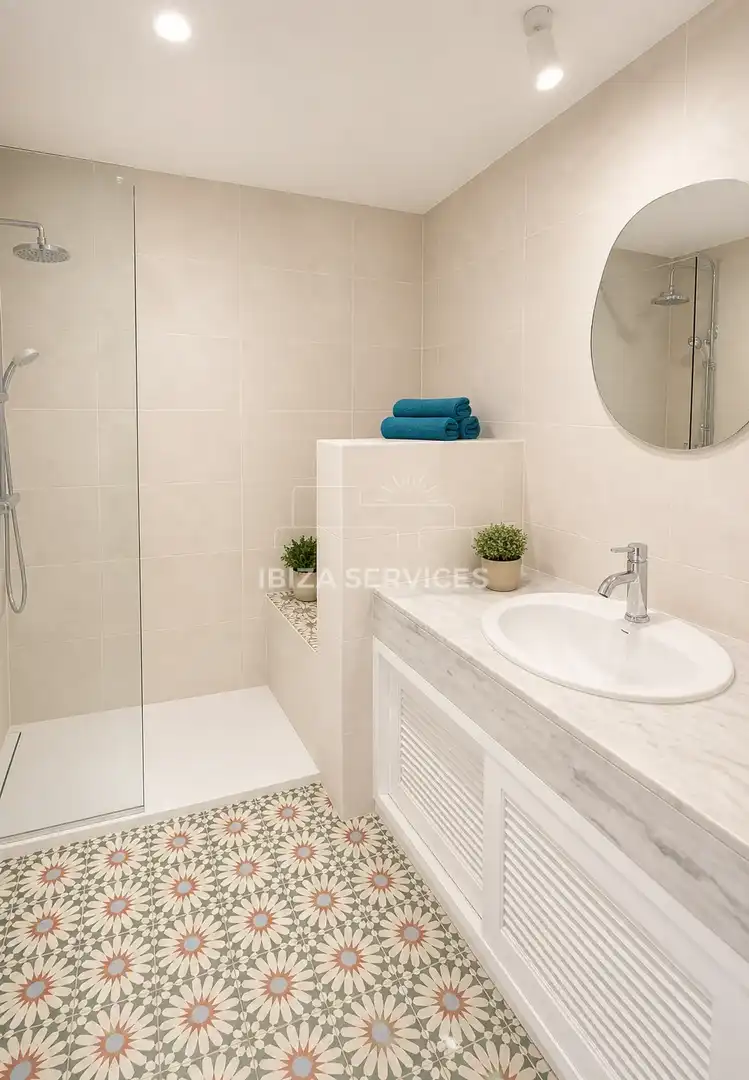 Baño de Piso de alquiler en Santa Eulària des Riu con Aire acondicionado, Jardín privado y Piscina