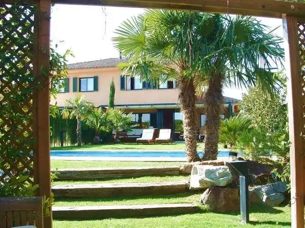 Garten von Einfamilien-Reihenhaus zum Verkauf in Navata mit Heizung, Privatgarten und Terrasse