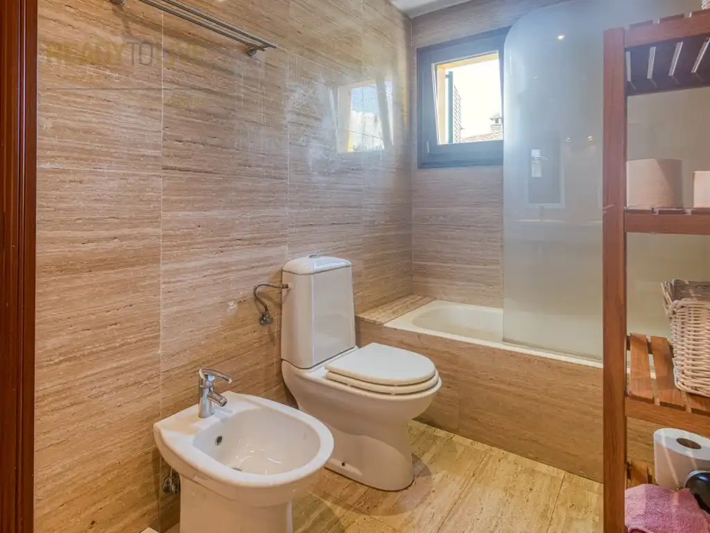 Badezimmer von Einfamilien-Reihenhaus zum Verkauf in Alcúdia mit Klimaanlage, Privatgarten und Terrasse