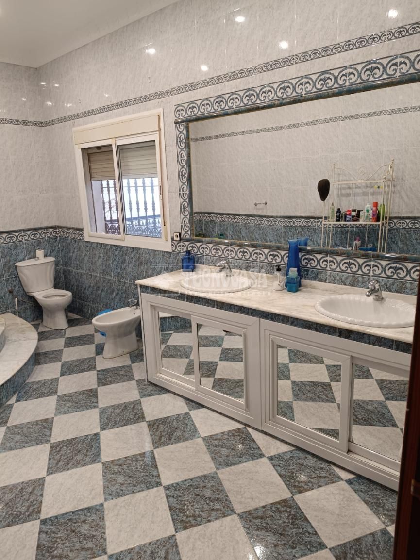 Bathroom of House or chalet for sale in Alcalá de Guadaira  with Air Conditioner, Terrace and Storage room
