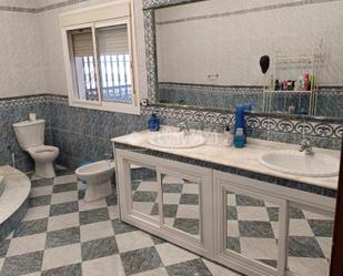 Bathroom of House or chalet for sale in Alcalá de Guadaira  with Air Conditioner, Terrace and Storage room