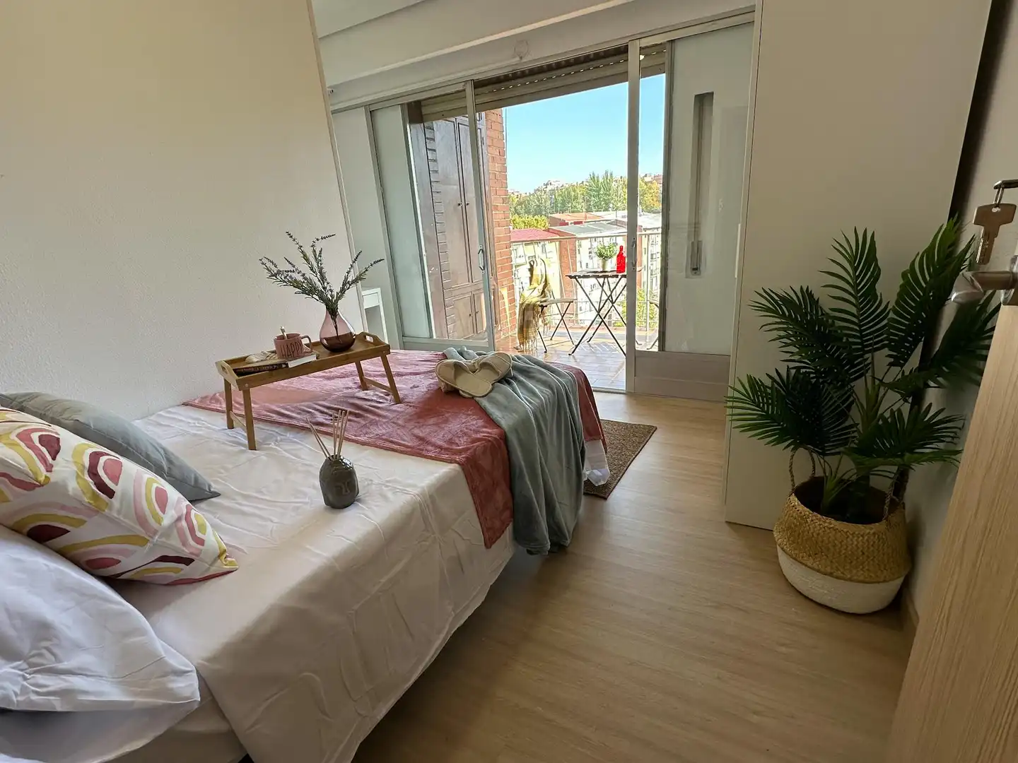 Dormitori de Pis per a compartir en Madrid amb Aire condicionat, Calefacció i Jardí privat