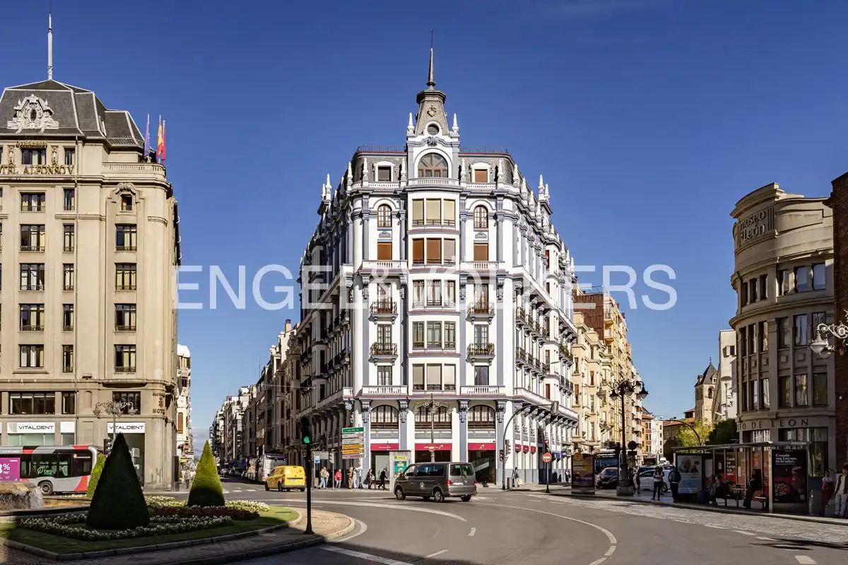 Vista exterior de Piso en venta en León Capital  con Calefacción y Balcón