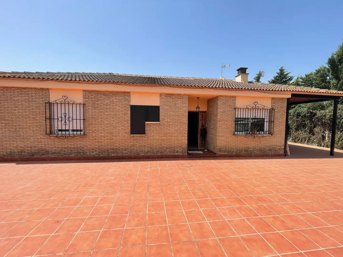 Vista exterior de Casa o chalet en venta en Palomares del Río con Jardín privado, Piscina y Amueblado
