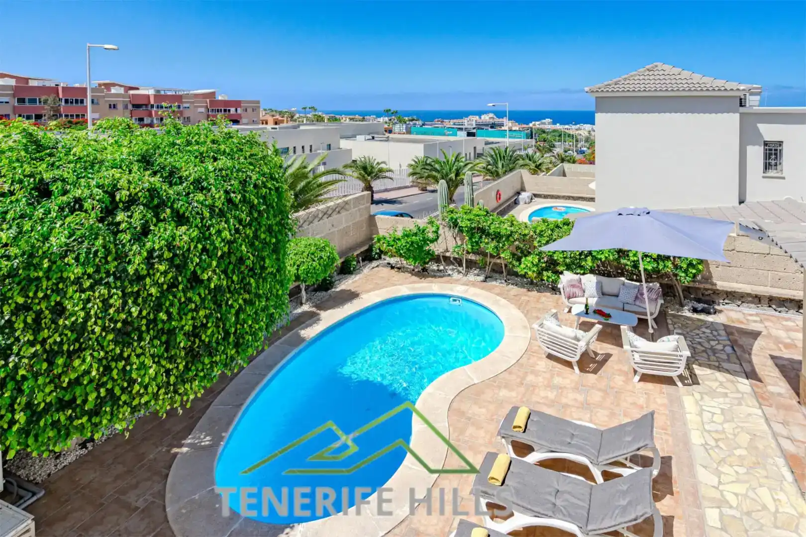 Vista exterior de Casa o chalet en venta en Adeje con Aire acondicionado, Piscina y Balcón