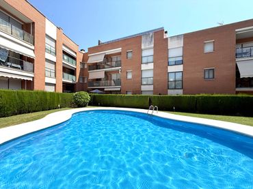 Apartament amb balcó en venda a Avinguda Adelaida