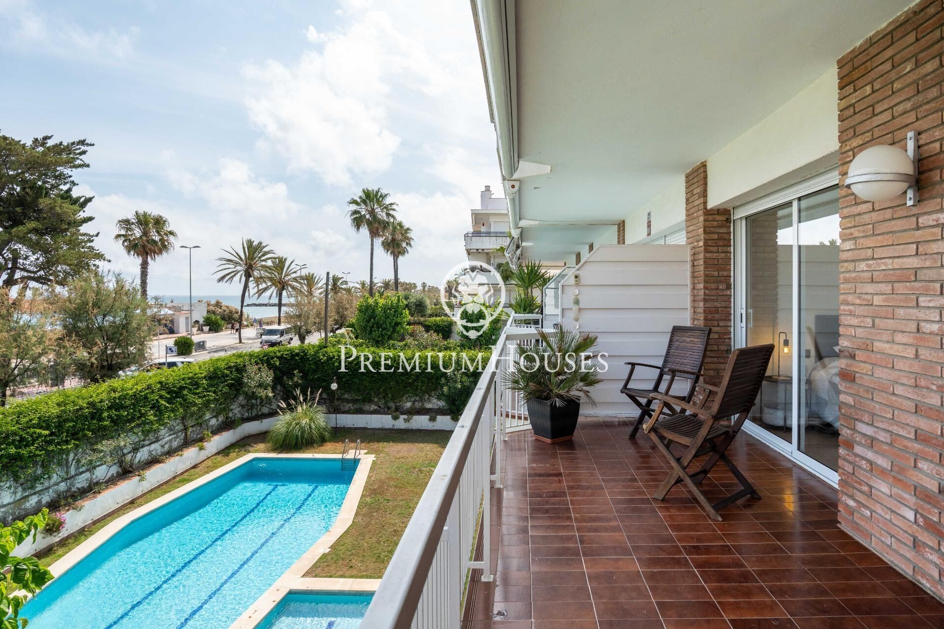 Vista exterior de Pis de lloguer en Sitges amb Aire condicionat, Calefacció i Jardí privat