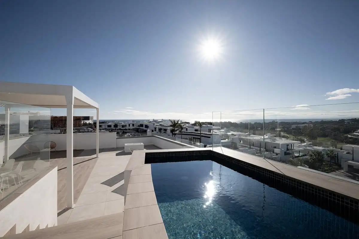Schwimmbecken von Dachboden zum Verkauf in Marbella mit Klimaanlage, Terrasse und Abstellraum