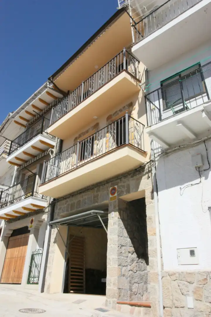 Vista exterior de Casa o xalet en venda en Pedro Bernardo amb Calefacció, Terrassa i Moblat