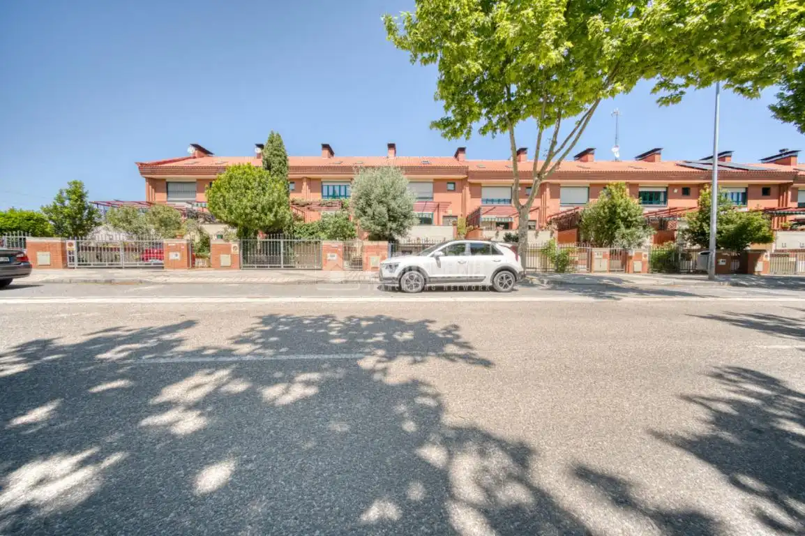 Vista exterior de Casa adosada en venta en Valladolid con Terraza, Balcón y Piscina comunitaria