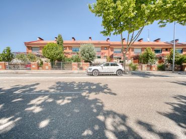 Casa aparellada amb balcó en venda a Calle de Miriam Blasco