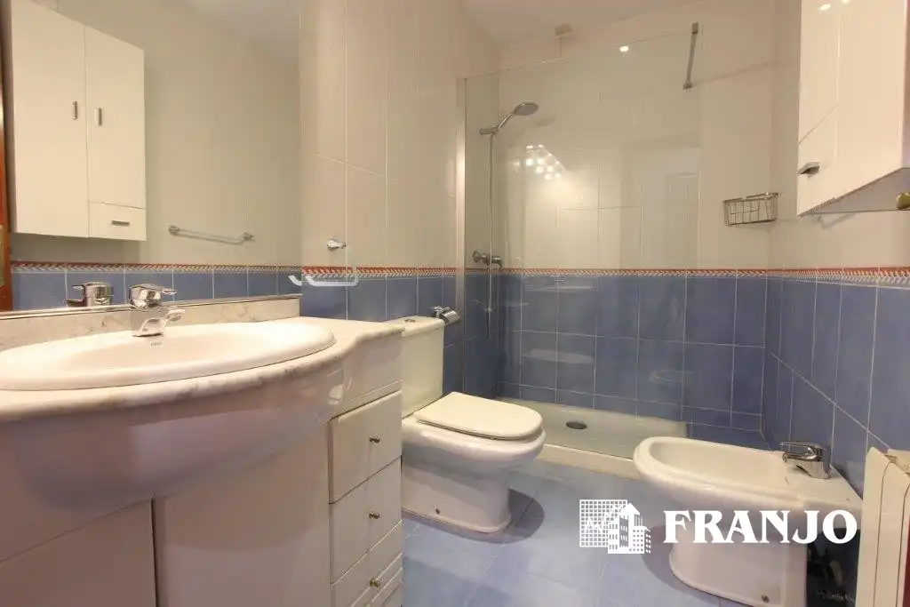 Baño de Casa adosada en venta en Sabadell con Aire acondicionado, Calefacción y Jardín privado