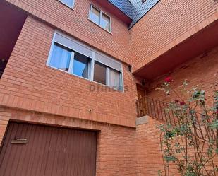 Vista exterior de Casa o xalet de lloguer en  Teruel Capital amb Calefacció, Jardí privat i Terrassa