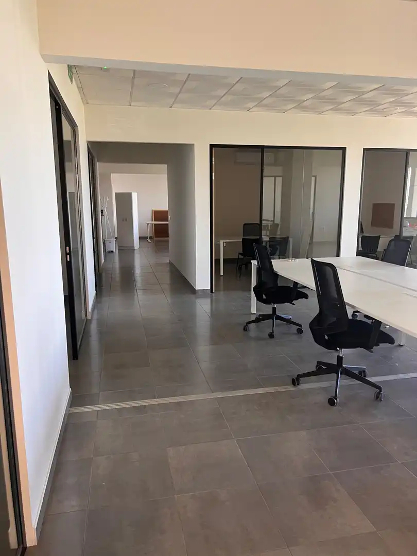 Büro zur Miete in Camas mit Klimaanlage, Heizung und Möbliert