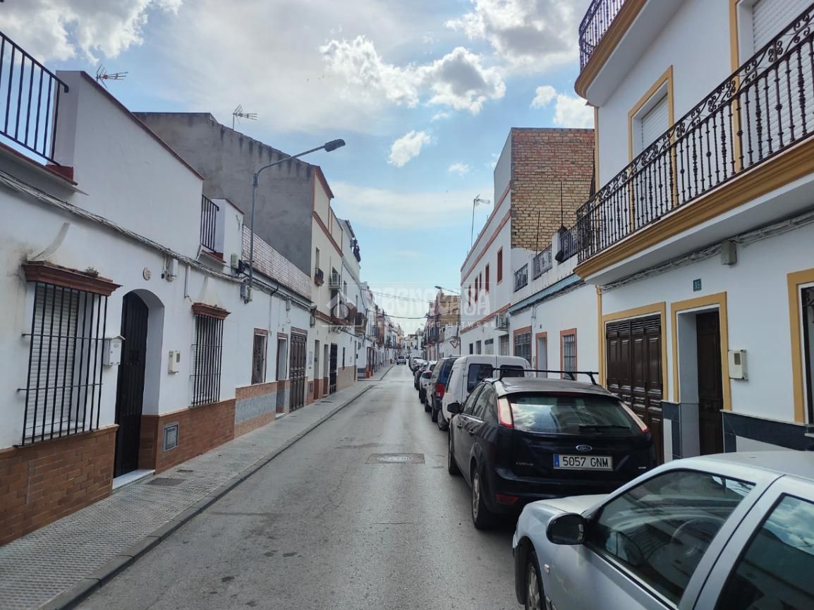 Vista exterior de Casa adosada en venda en Los Palacios y Villafranca amb Aire condicionat, Terrassa i Traster