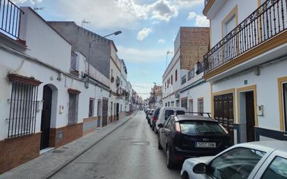 Vista exterior de Casa adosada en venda en Los Palacios y Villafranca amb Aire condicionat, Terrassa i Traster