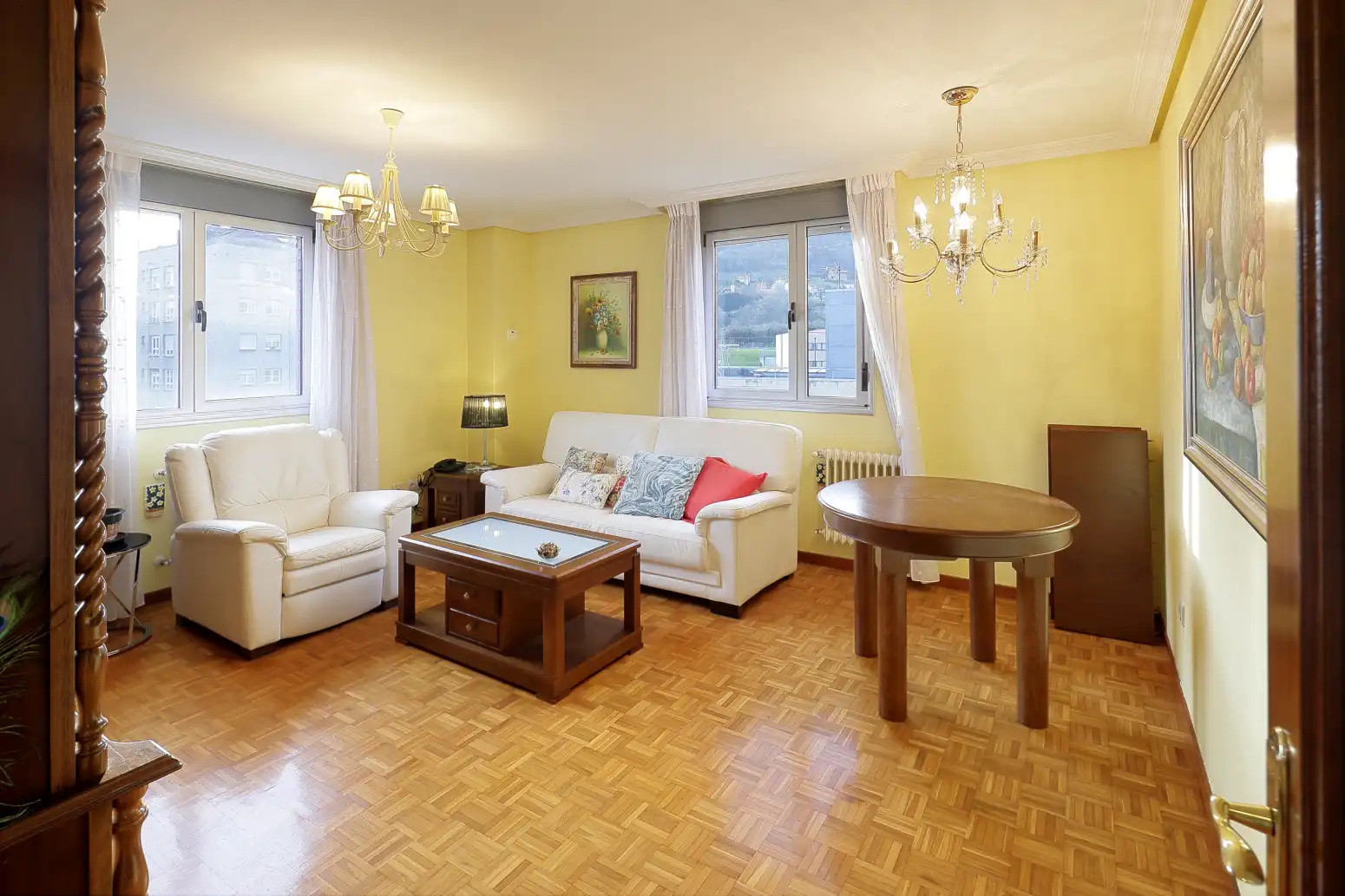 Sala d'estar de Pis en venda en Oviedo  amb Calefacció, Parquet i Traster