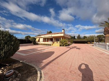 House for sale in Sax