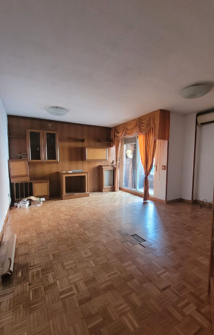 Sala d'estar de Pis en venda en  Madrid Capital amb Aire condicionat i Terrassa