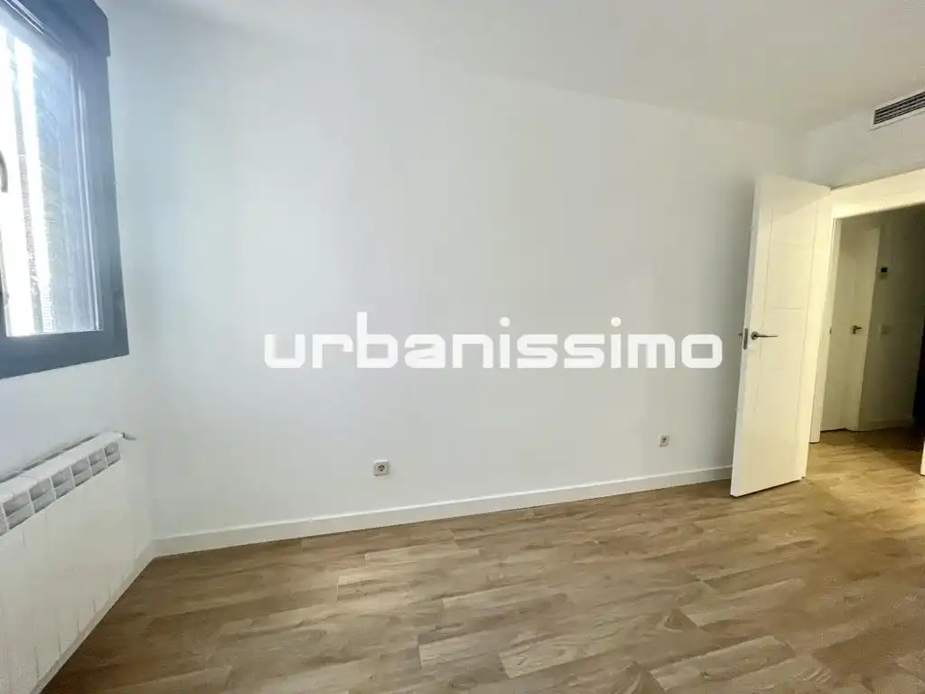 Flat for rent in Calle de Granada, Pacífico