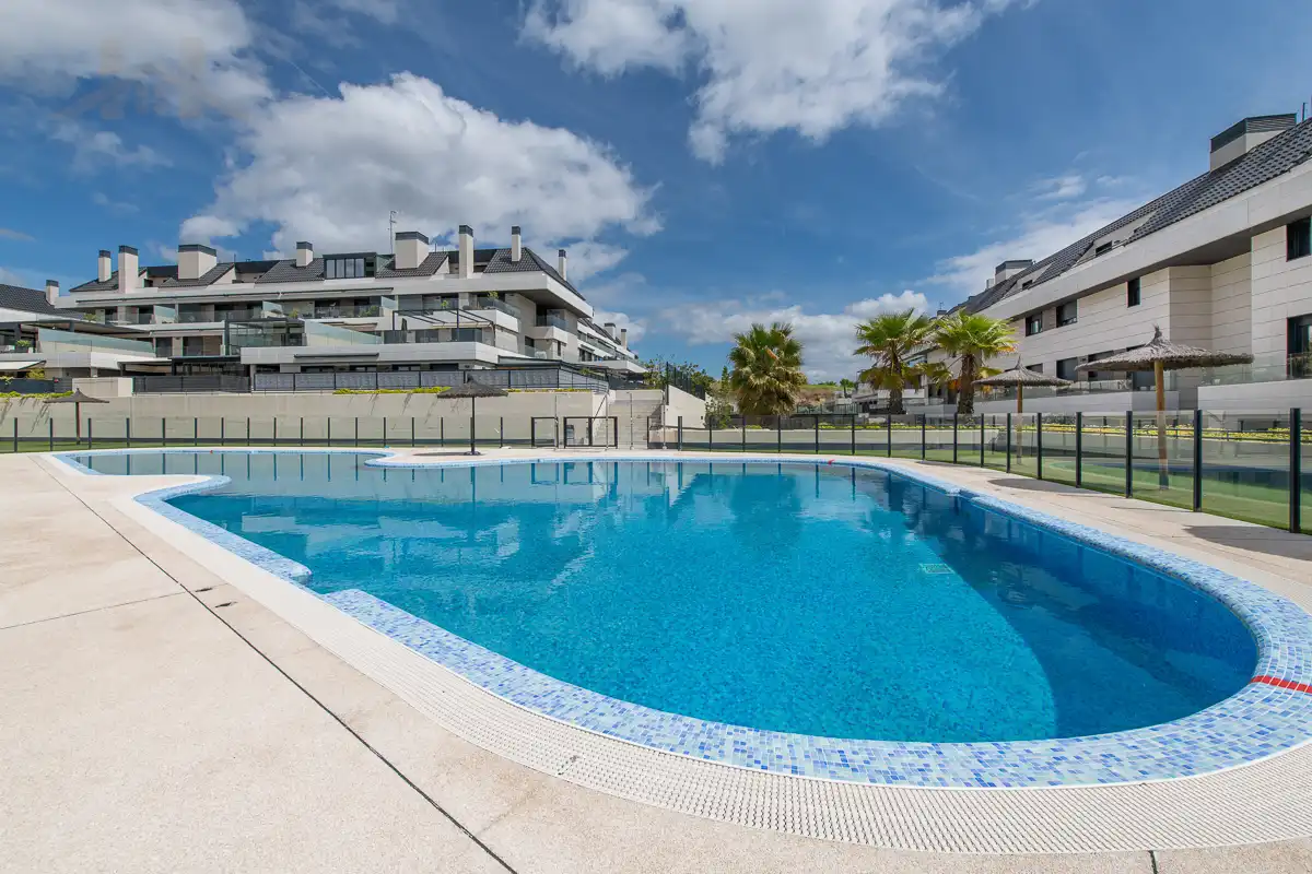 Piscina de Dúplex en venda en Boadilla del Monte amb Aire condicionat, Jardí privat i Traster