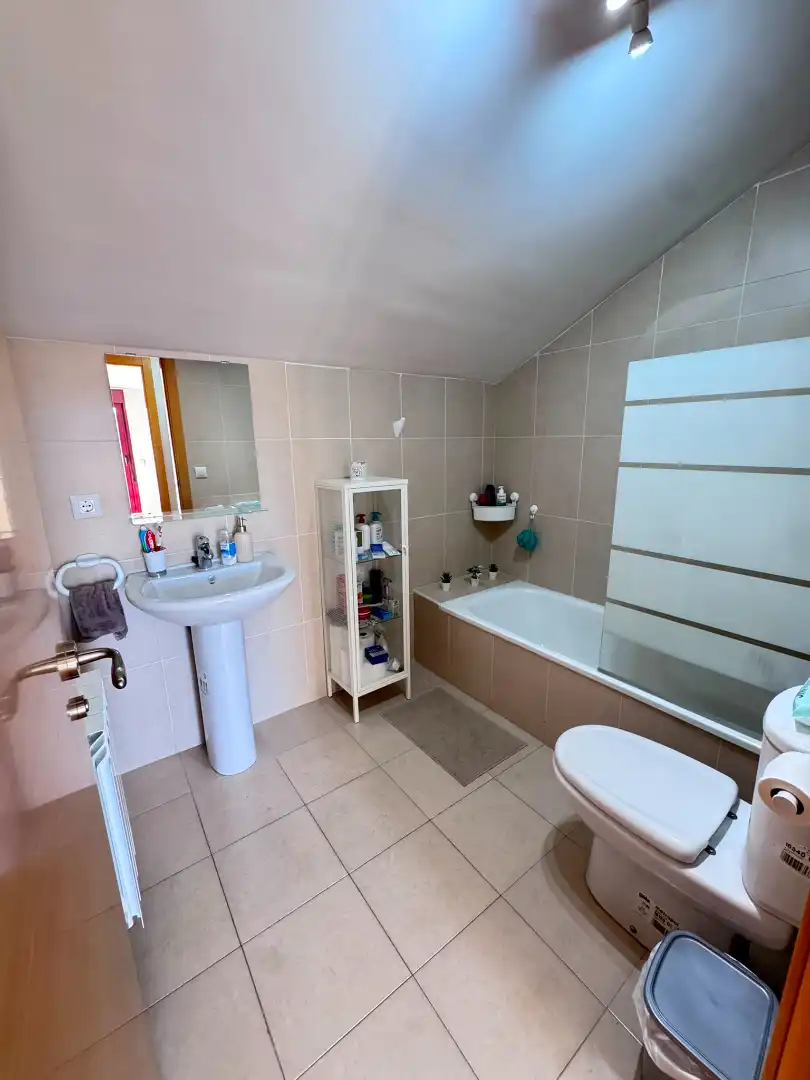Badezimmer von Maisonette zum Verkauf in La Muela mit Klimaanlage, Heizung und Privatgarten