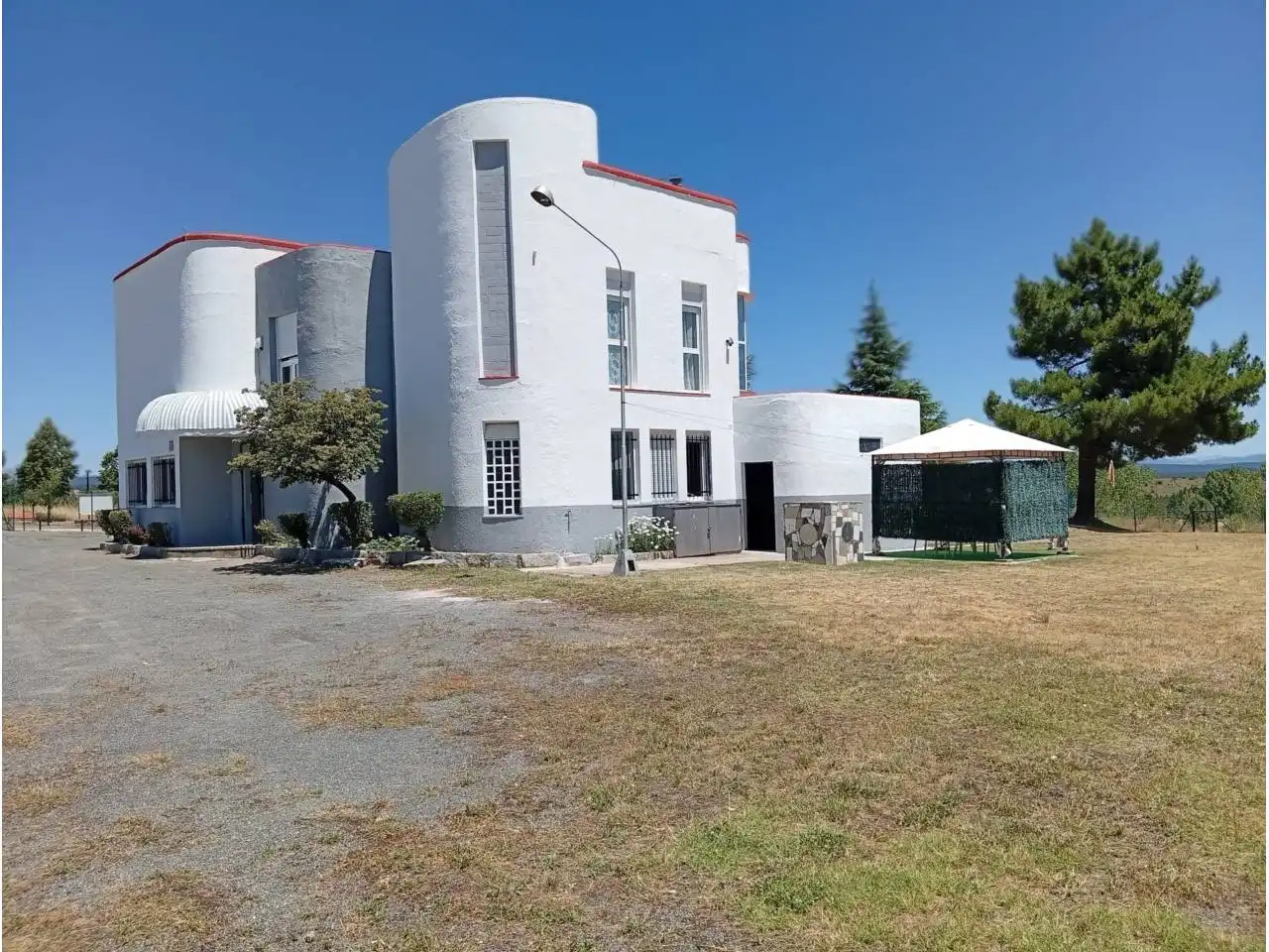 Vista exterior de Casa o xalet en venda en Villaquilambre amb Calefacció, Terrassa i Alarma