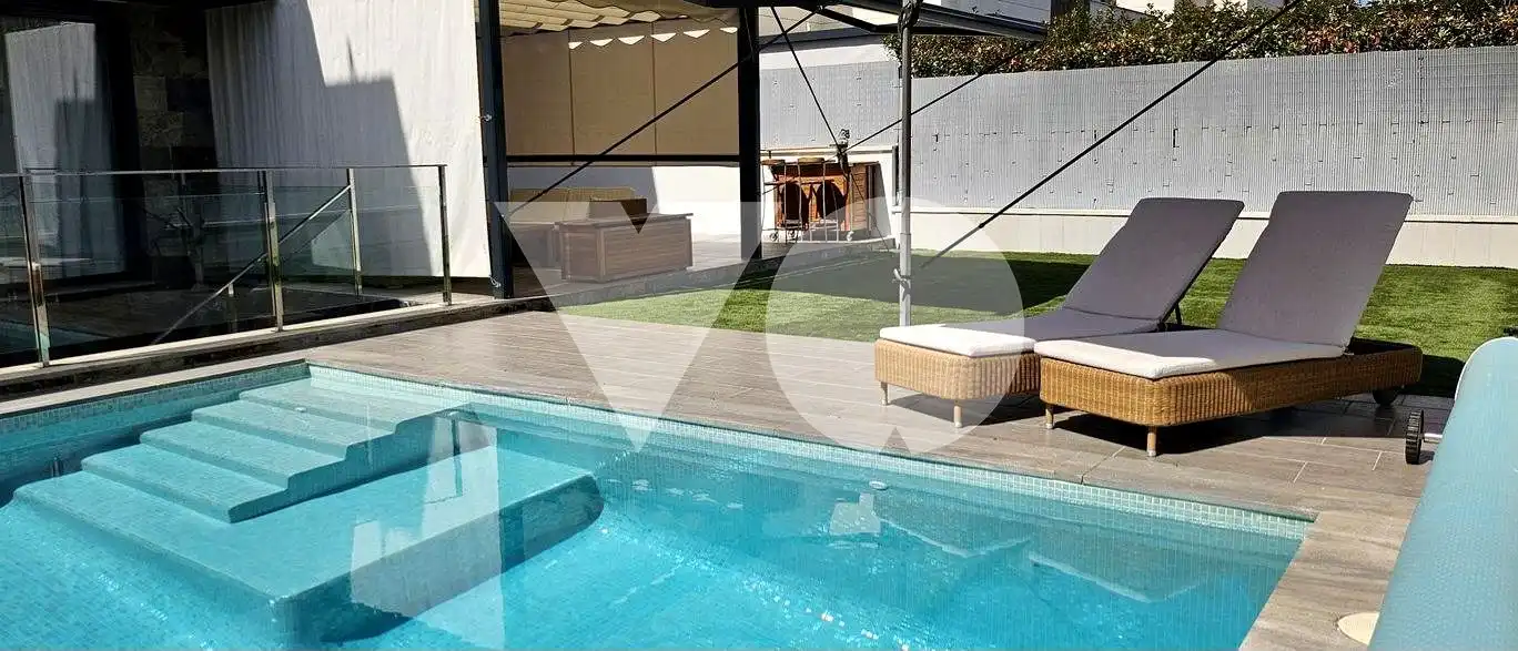 Piscina de Casa o xalet en venda en Villanueva de la Cañada amb Aire condicionat, Calefacció i Jardí privat