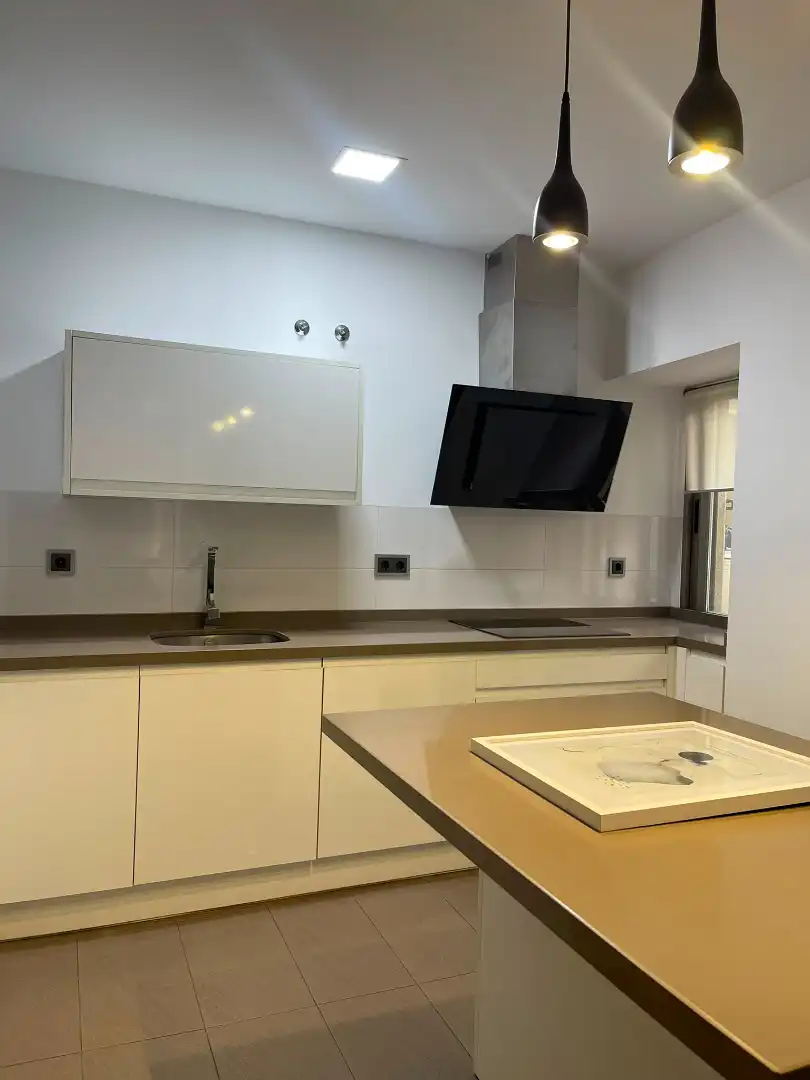 Cuina de Pis de lloguer en Plasencia amb Aire condicionat, Calefacció i Moblat