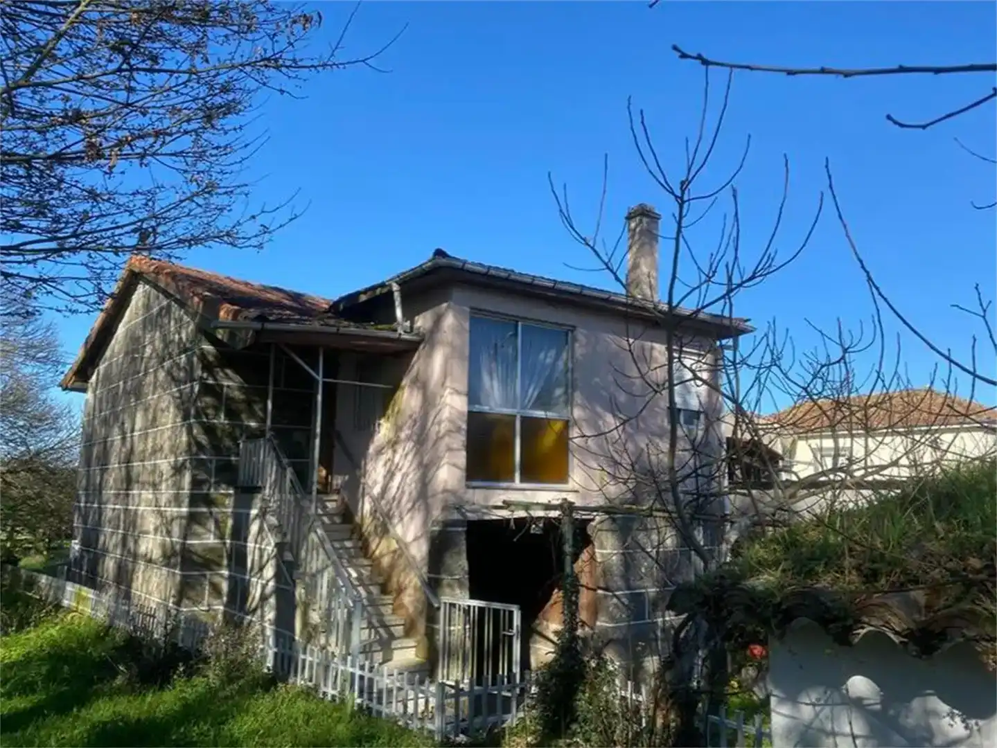 Vista exterior de Casa adosada en venda en Baños de Molgas amb Balcó
