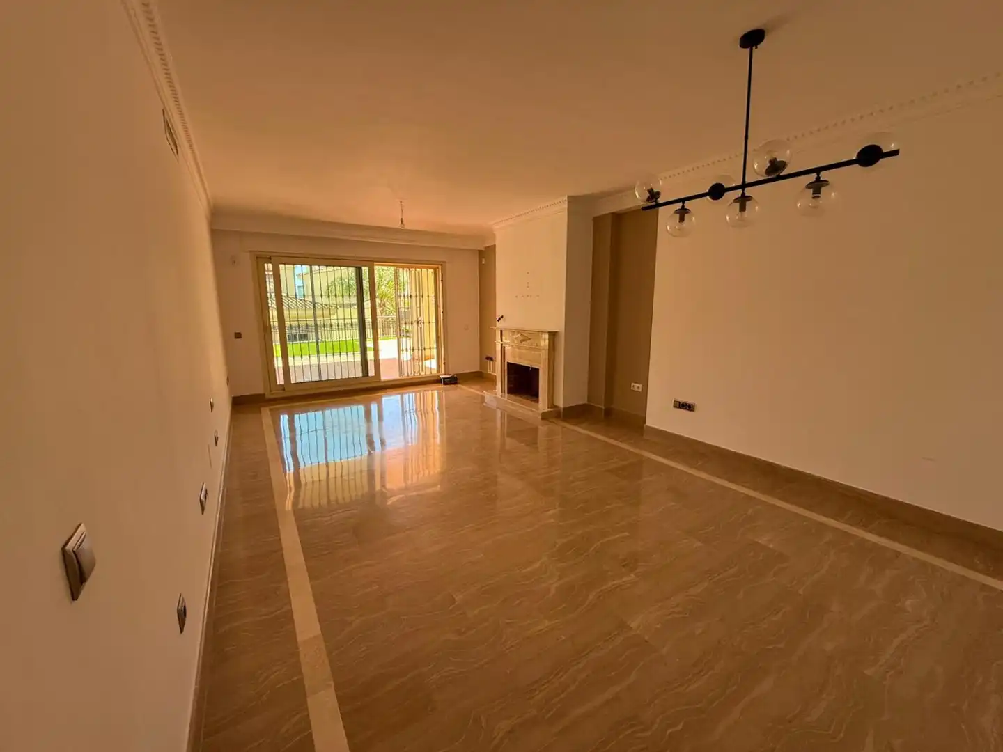 Sala de estar de Piso en venta en Marbella con Calefacción, Terraza y Piscina comunitaria