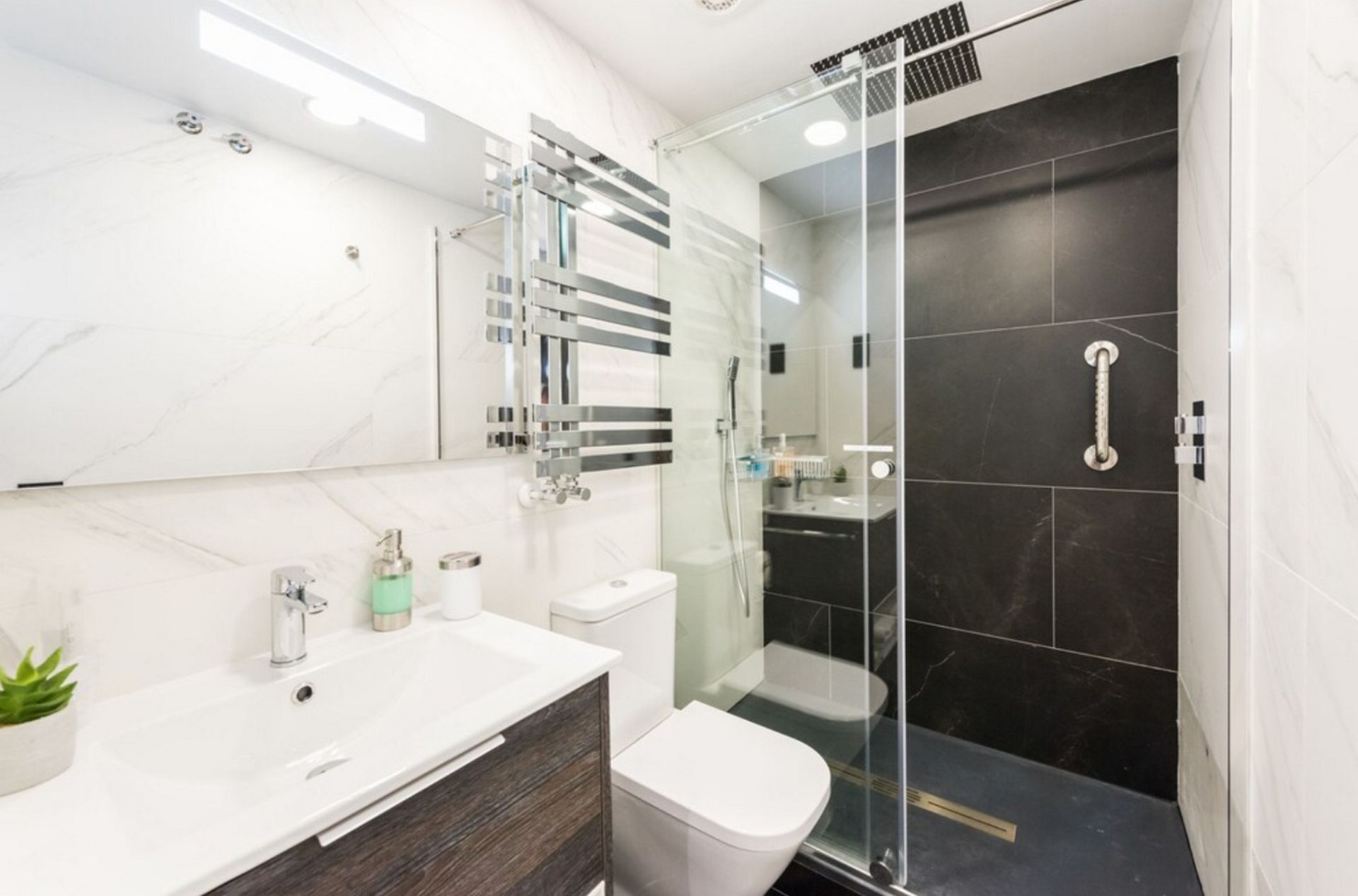 Bany de Pis de lloguer en Marbella amb Aire condicionat, Traster i Moblat