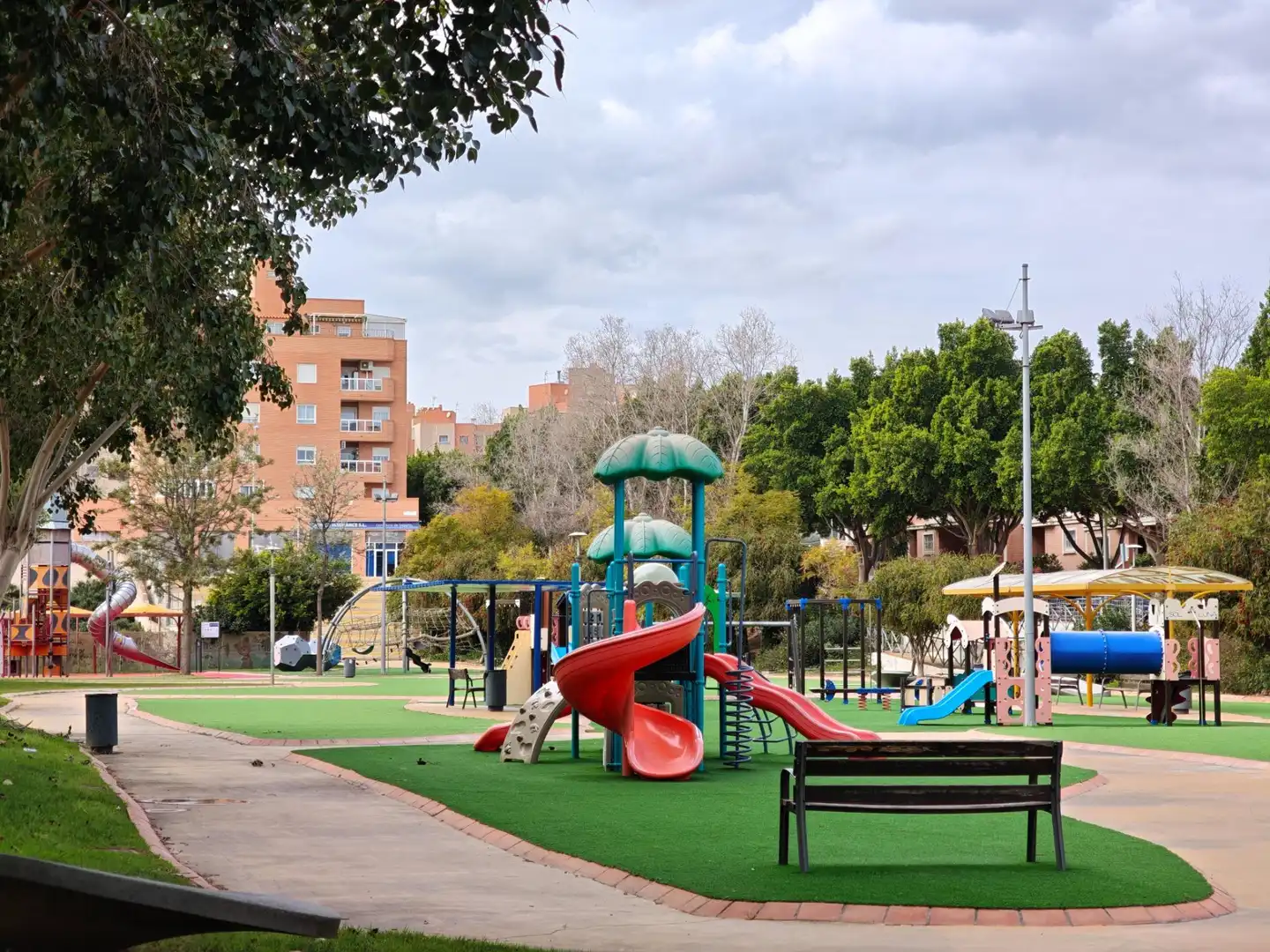 Vista exterior de Casa o xalet en venda en Almería amb Aire condicionat, Calefacció i Moblat
