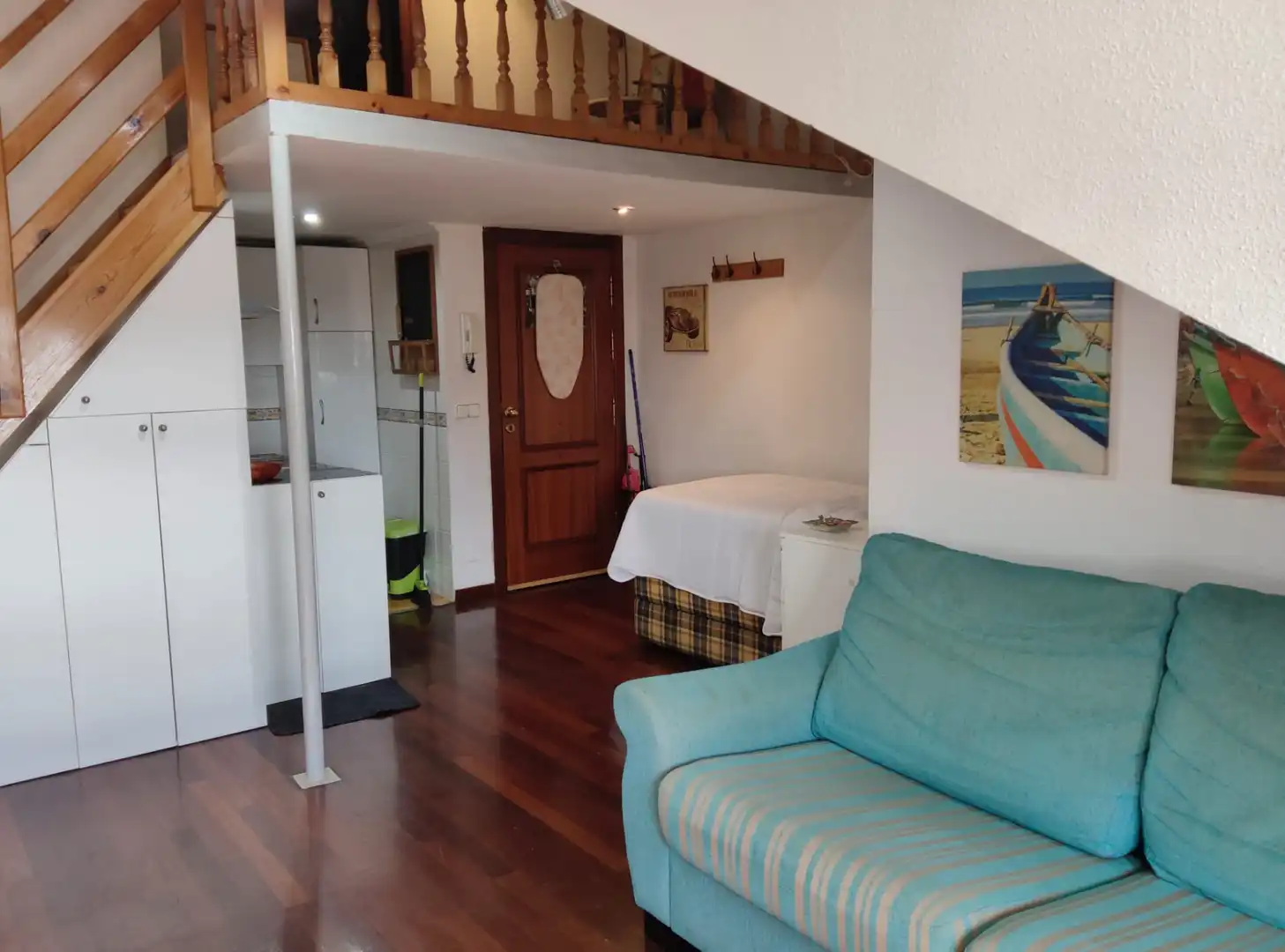 Sala d'estar de Estudi en venda en Santander amb Parquet i Moblat