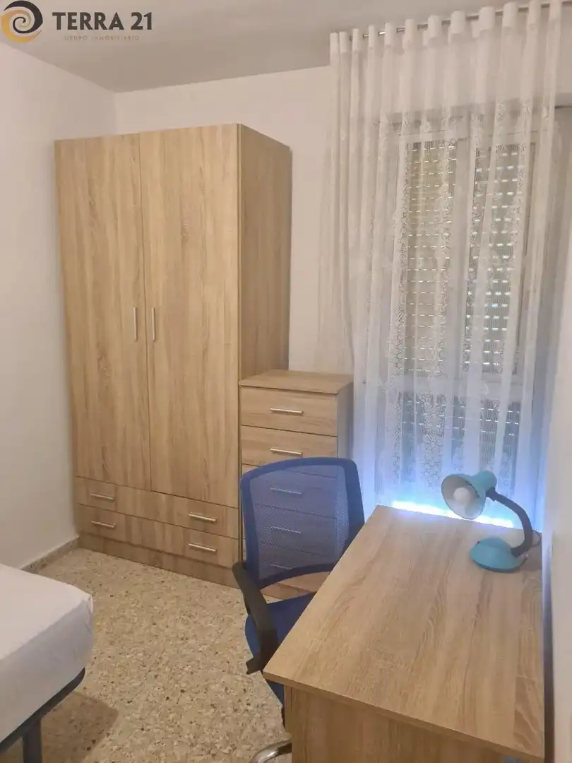 Dormitori de Pis de lloguer en Jaén amb Aire condicionat, Terrassa i Moblat