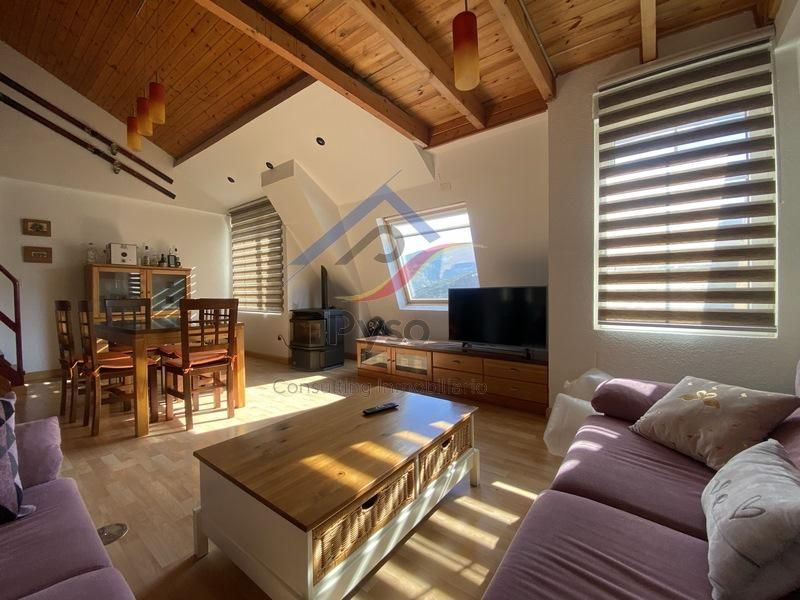 Sala d'estar de Dúplex en venda en Hermandad de Campoo de Suso amb Calefacció, Parquet i Traster