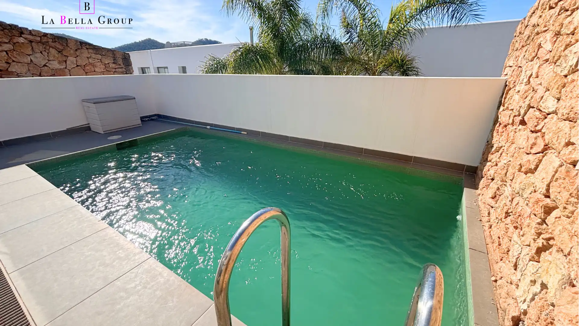 Schwimmbecken von Einfamilien-Reihenhaus zum Verkauf in Santa Eulària des Riu mit Klimaanlage, Heizung und Parkett