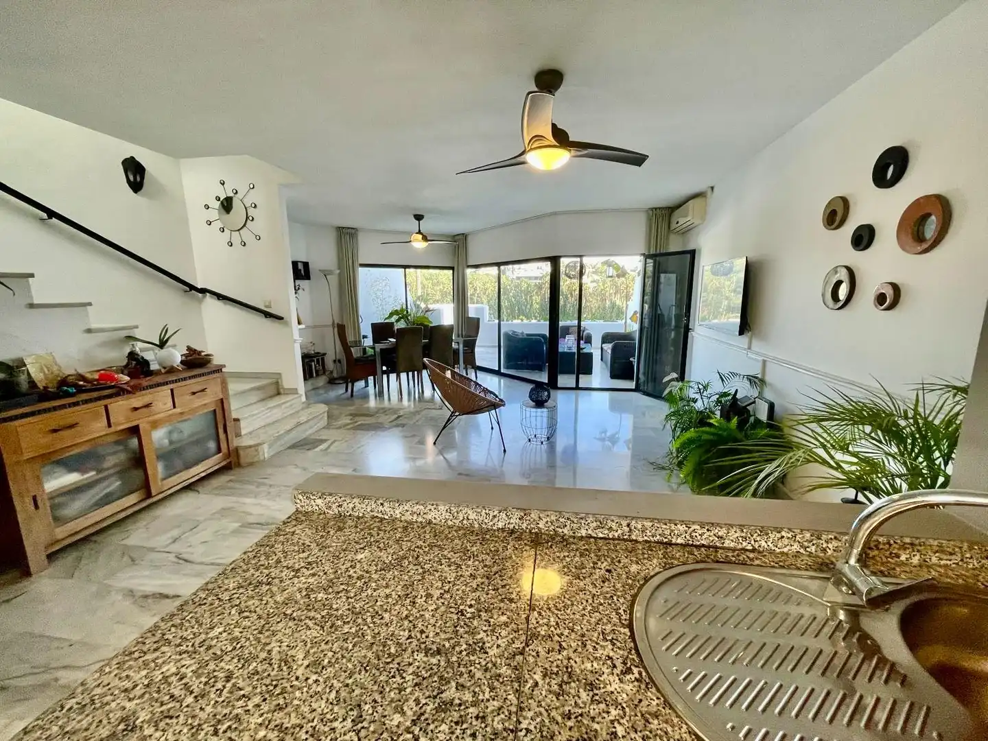 Sala d'estar de Casa adosada en venda en Benalmádena amb Aire condicionat, Jardí privat i Terrassa