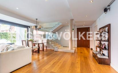 Living room of Single-family semi-detached for sale in  Madrid Capital  with Swimming Pool