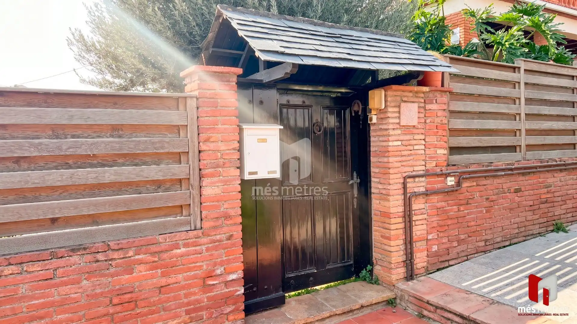 Vista exterior de Casa o xalet en venda en El Masnou amb Calefacció, Jardí privat i Traster