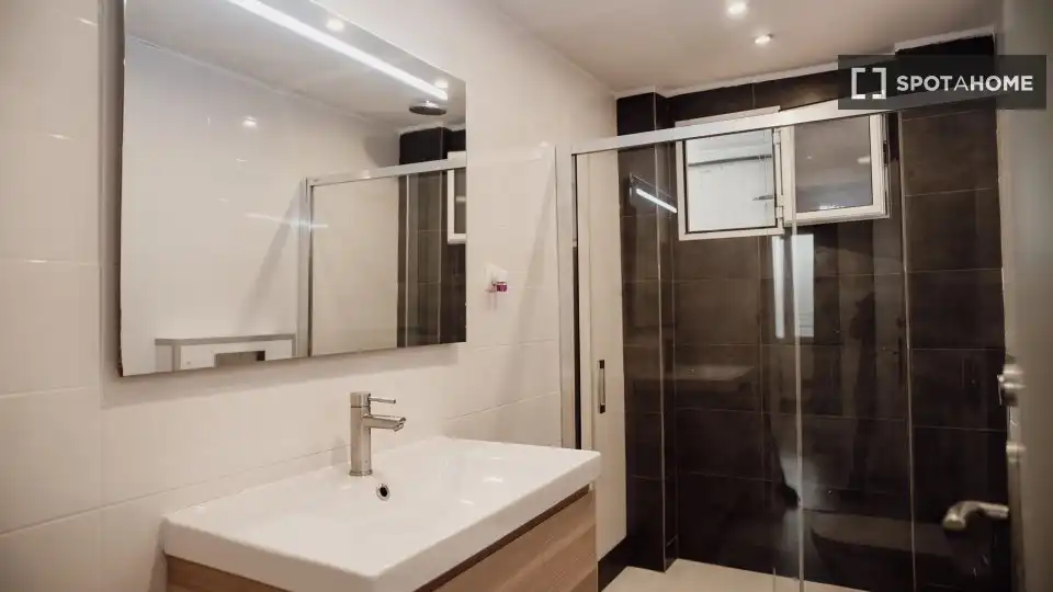 Baño de Piso para compartir en Barcelona con Aire acondicionado, Calefacción y Amueblado
