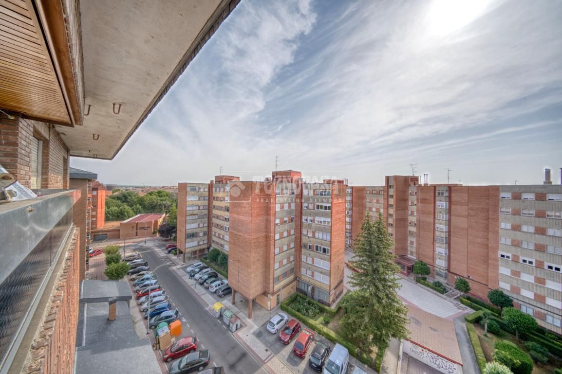 Exterior view of Flat for sale in Valladolid Capital  with Heating, Terrace and Furnished