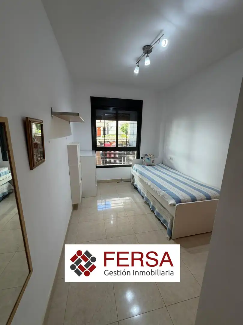 Dormitori de Apartament de lloguer en El Puerto de Santa María amb Calefacció, Jardí privat i Terrassa