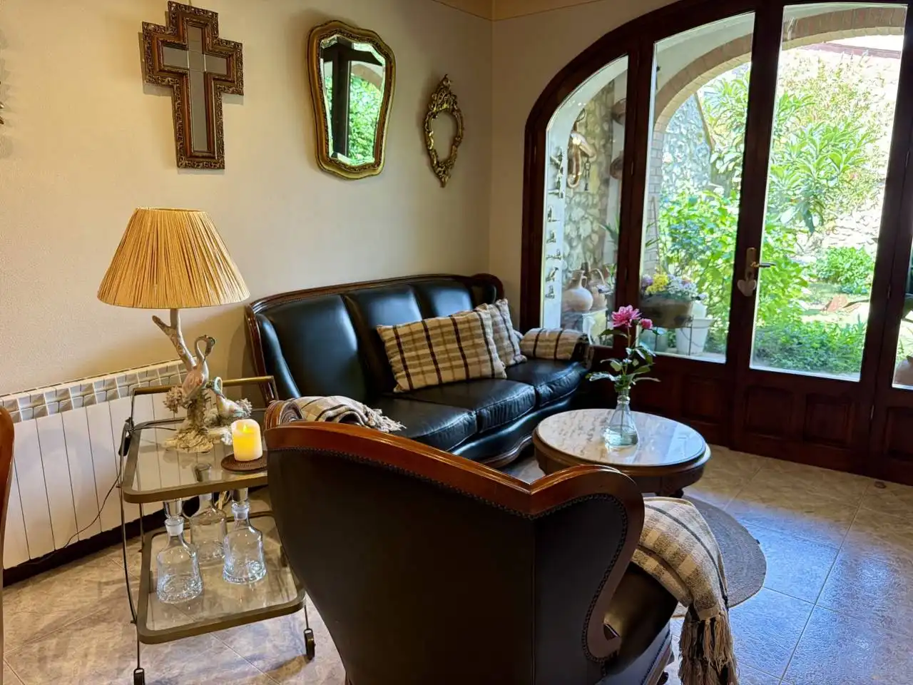 Sala d'estar de Casa o xalet en venda en Tortellà amb Jardí privat i Moblat