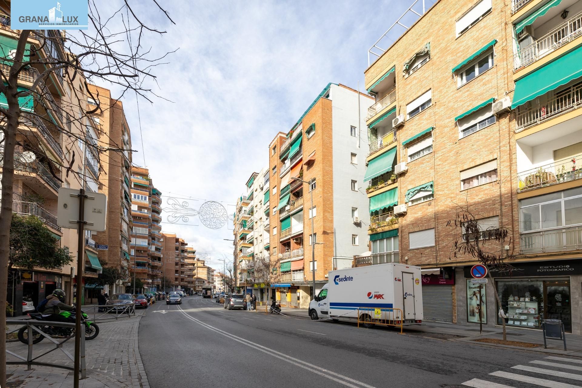 Vista exterior de Pis en venda en  Granada Capital amb Terrassa i Balcó