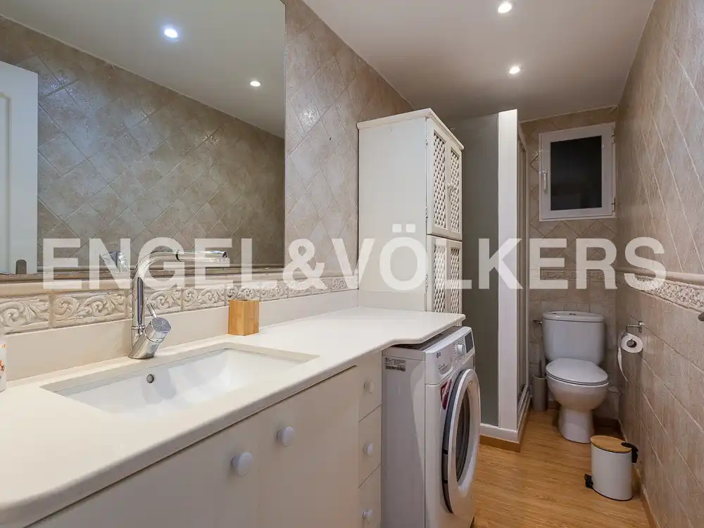 Bathroom of Attic for rent in Valencia  with Air Conditioner, Heating and Parquet flooring