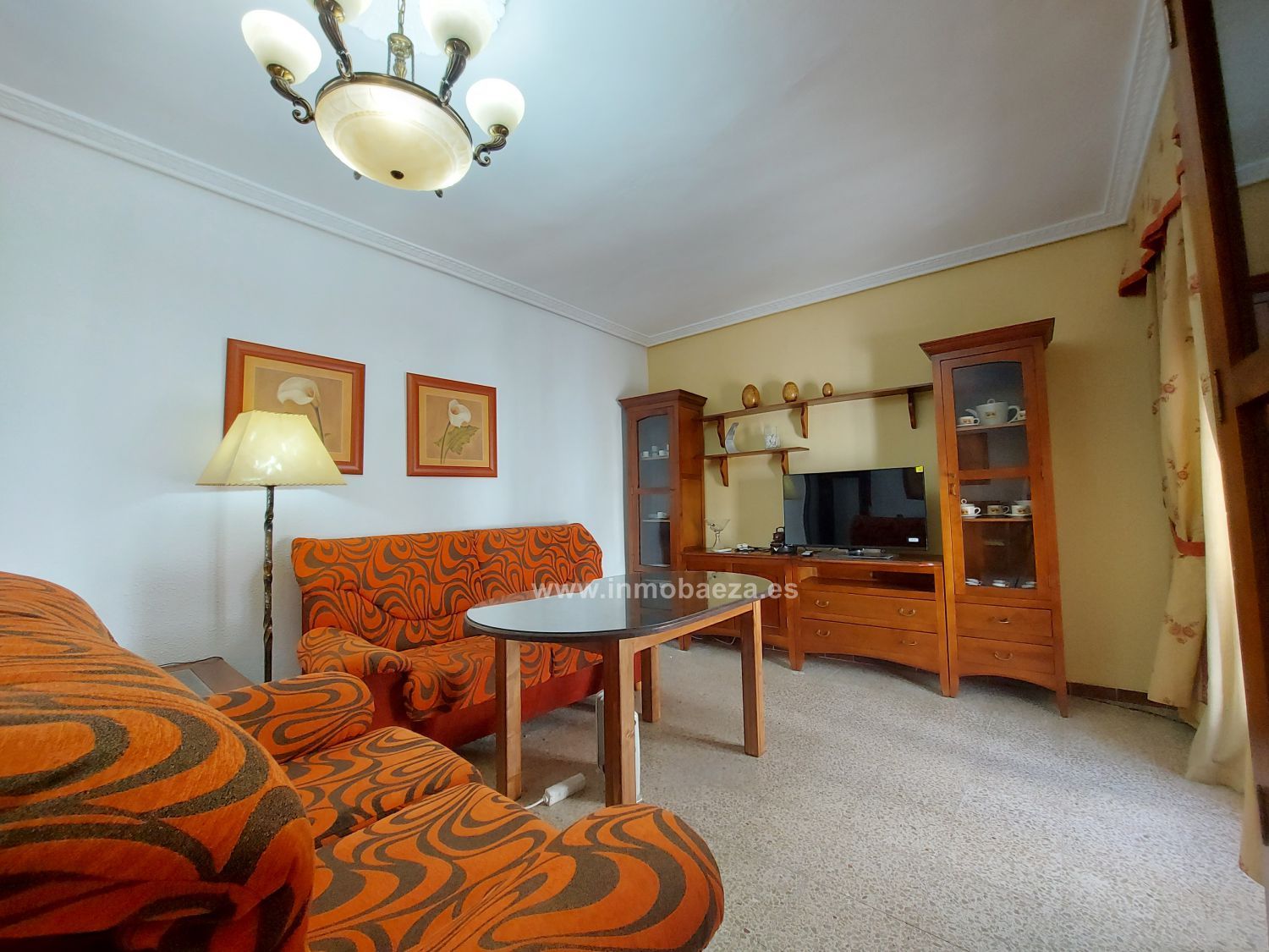Sala d'estar de Pis de lloguer en Baeza amb Aire condicionat, Terrassa i Moblat